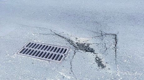 На улице Бутузова начала проваливаться проезжая часть