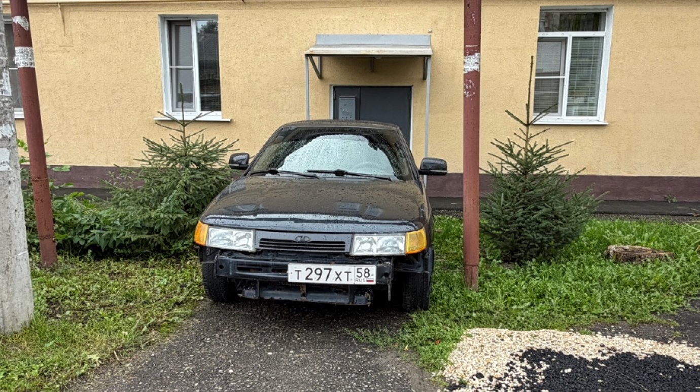 В 1-м проезде Лобачевского «Лада» загородила выход из подъезда