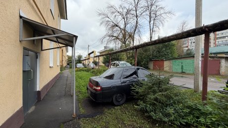 В 1-м проезде Лобачевского «Лада» загородила выход из подъезда