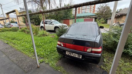В 1-м проезде Лобачевского «Лада» загородила выход из подъезда