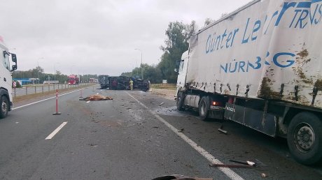 На М-5 «Валдай» врезался в фуру и сбил стоявшего рядом водителя