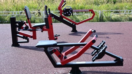 В Заре открыли спортивную площадку с уличными тренажерами