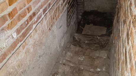 Подвал пятиэтажки на Шуисте заливает канализационными стоками