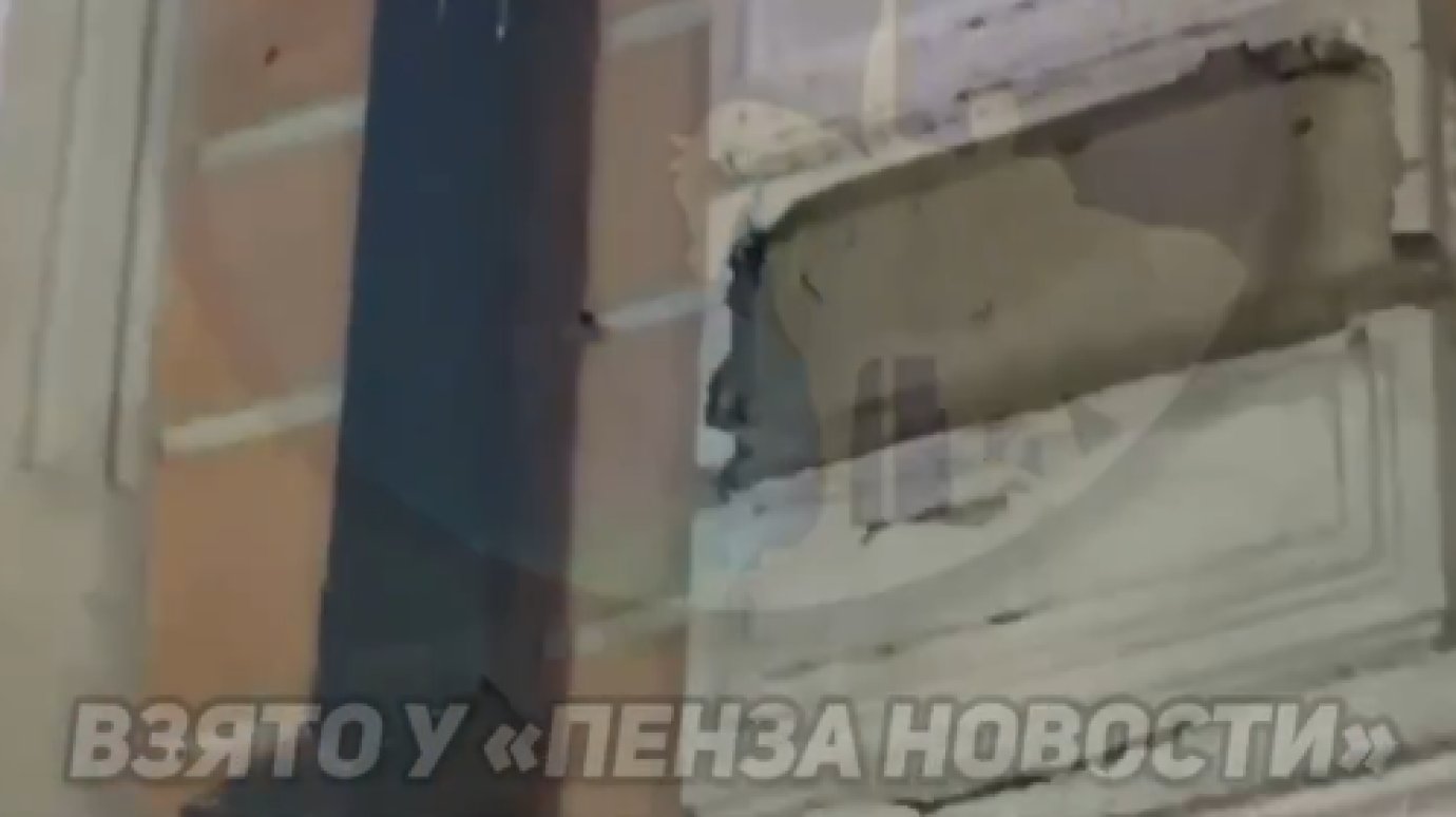 Штукатурка со здания на Московской рухнула на двух пензячек