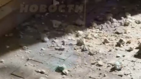 Штукатурка со здания на Московской рухнула на двух пензячек