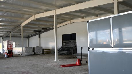 Бассейн в Заре: рабочие закончили сбор модульной конструкции