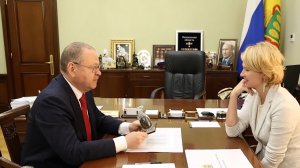 Олег Мельниченко подарил Оксане Лут зерно урожая 1237 года
