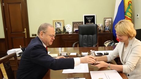 Олег Мельниченко подарил Оксане Лут зерно урожая 1237 года