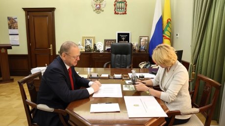 Олег Мельниченко подарил Оксане Лут зерно урожая 1237 года