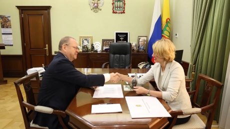 Олег Мельниченко подарил Оксане Лут зерно урожая 1237 года