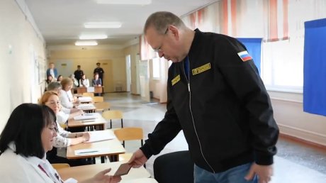 Губернатор Олег Мельниченко проголосовал на выборах