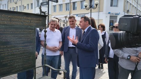 На улице Московской открыли арт-объект с афоризмами Ключевского