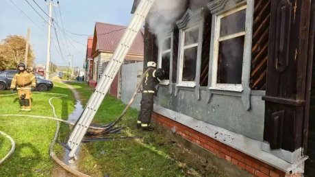 В Кузнецке пенсионер пострадал при пожаре в подожженном доме