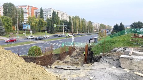 У путепровода на ул. 8 Марта продолжается ремонт лестницы