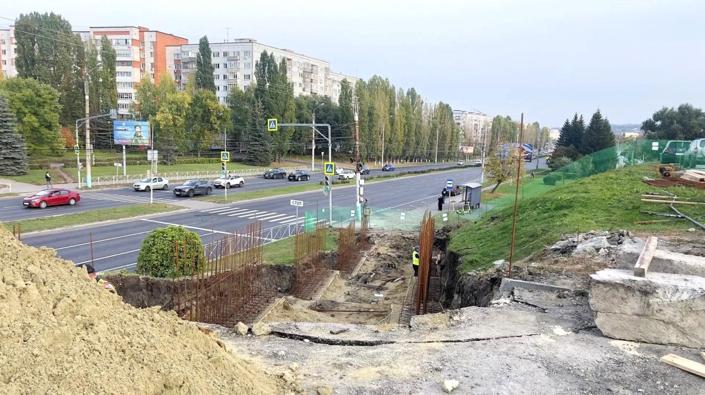 У путепровода на ул. 8 Марта продолжается ремонт лестницы