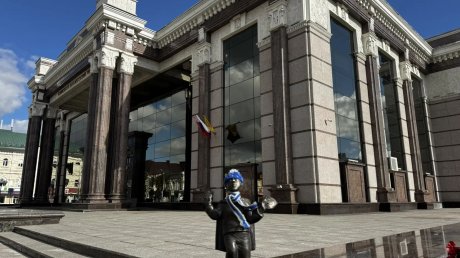 Сотрудники драмтеатра нарядили фигурку добряка-артиста