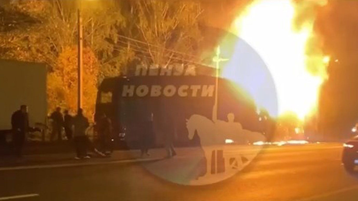 На улице Ульяновской в Пензе загорелся грузовой автомобиль