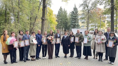 Названы имена педагогов, попавших в галерею Учительского сквера