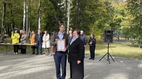 Названы имена педагогов, попавших в галерею Учительского сквера