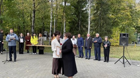 Названы имена педагогов, попавших в галерею Учительского сквера