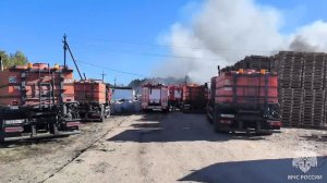 Открытый огонь на базе вторсырья в Богословке потушили