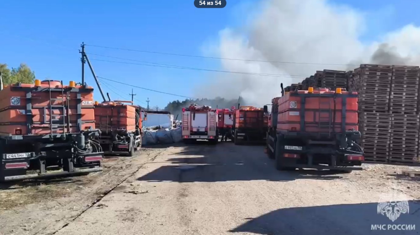 В Богословке ликвидировали последствия пожара на базе вторсырья