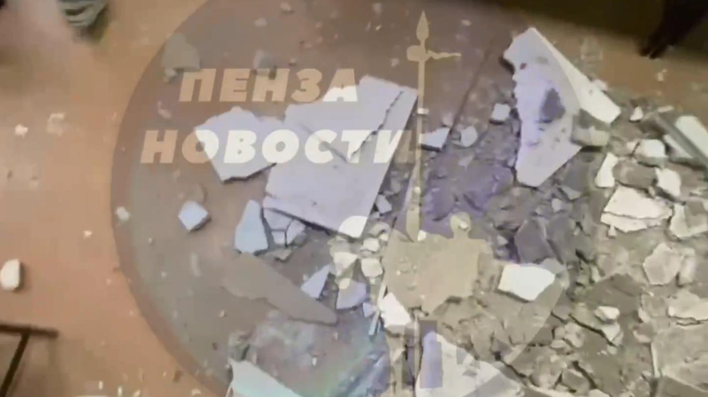 В медицинском колледже в Пензе рухнул потолок