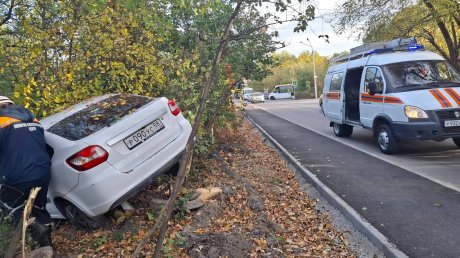 На улице Арбековской в Пензе водителя заблокировало в машине