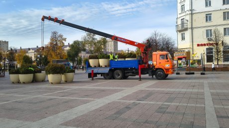 На площадь Ленина переставили вазоны с улицы Московской