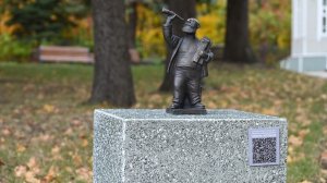 У фигурок «пензяков-добряков» установили таблички с QR-кодами