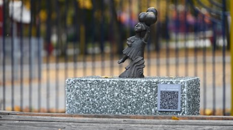 У фигурок «пензяков-добряков» установили таблички с QR-кодами