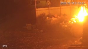 На улице Одесской на камеру попал поджог контейнера для мусора