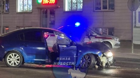 Влетел в столб: на улице Измайлова пострадал 17-летний водитель