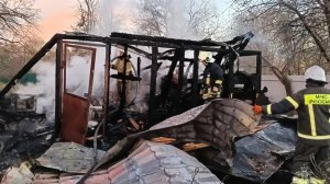 В Ухтинке огонь уничтожил дом и повредил 2 автомобиля