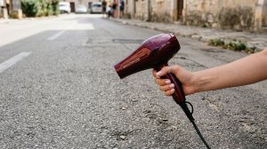 Жительница Кузнецка напала на полицейского с феном
