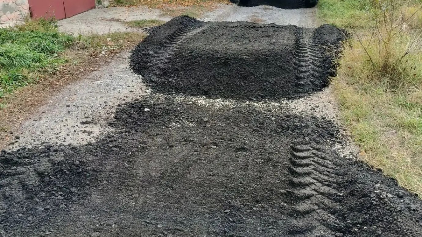 В Заре отсыпали асфальтовой крошкой половину запланированных дорог