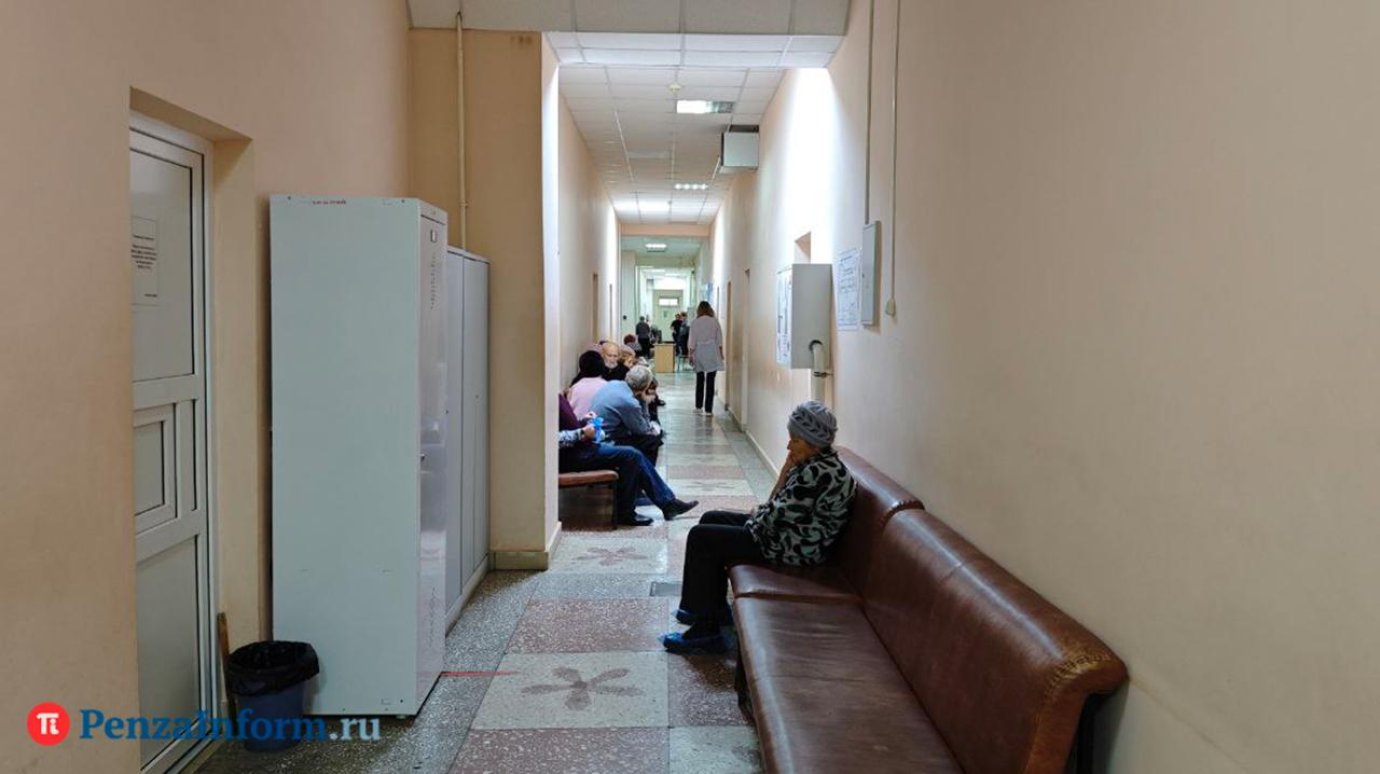 Врачи описали требующий обращения в больницу кашель