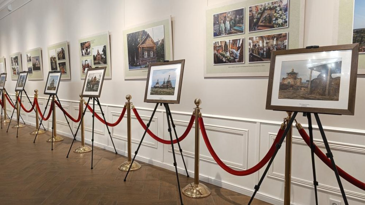 В Пензе работает бесплатная фотовыставка, посвященная храмам