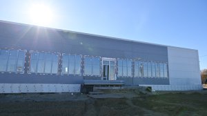 В модульном бассейне в Заре смонтировали чашу
