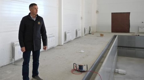 В модульном бассейне в Заре смонтировали чашу