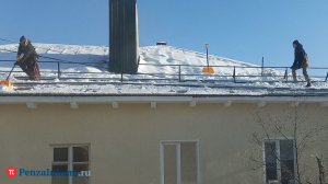 В Пензе управляющую компанию наказали за падение льда на машину