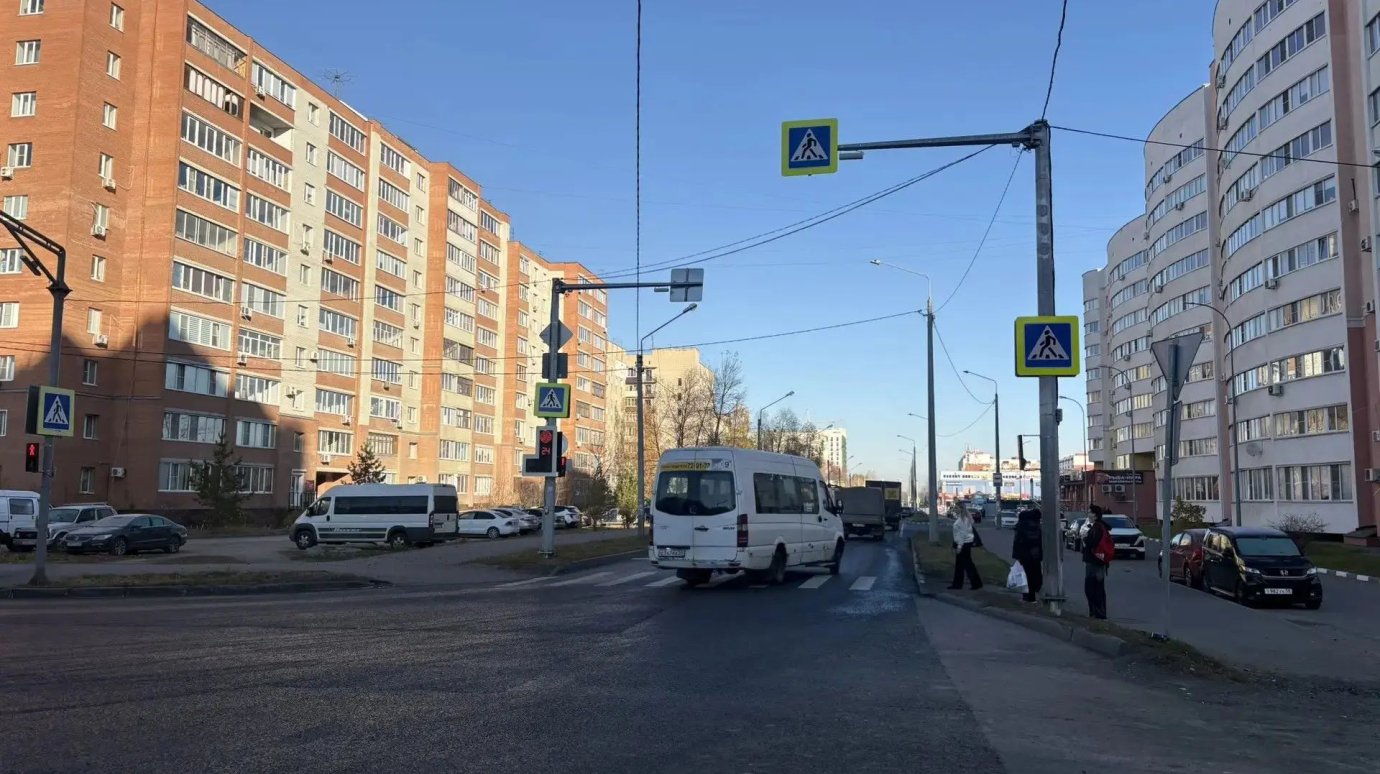 На опасном участке улицы Антонова заработал светофор