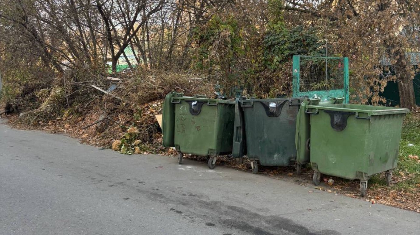 По дороге на улице Ватутина катаются мусорные баки