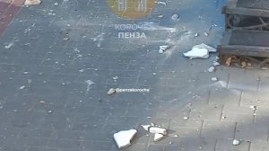 Камнепад: со старинного дома на Карла Маркса сыплется облицовка