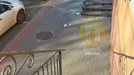 Камнепад: со старинного дома на Карла Маркса сыплется облицовка